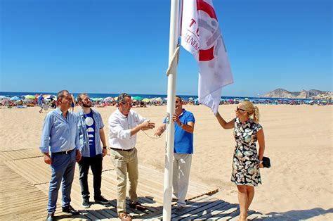 La Bandera Qualitur Ya Ondea En Las Playas De Benidorm