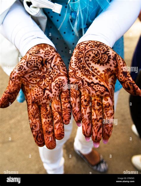 Henna Decorating The Hands Of A Moroccan Woman Stock Photo Alamy