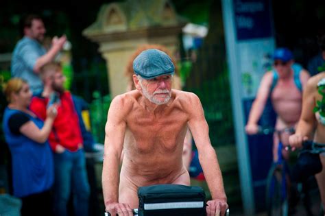 Naked Bike Ride In Manchester 2018 Manchester Evening News