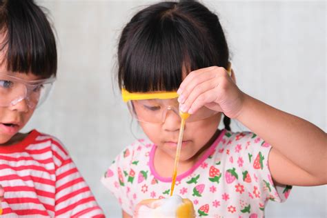 Los Niños Están Aprendiendo Y Haciendo Experimentos Científicos En El