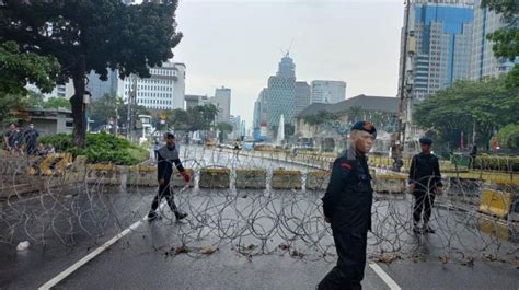 Cegah Massa Bem Si Terobos Istana Negara Pasukan Brimob Pasang Lapis