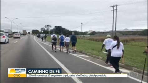 Vídeo Romeiros seguem em direção à Aparecida Bom dia SP G1