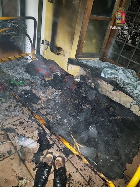 Va A Fuoco La Casa Anziano Salvato Dalla Polizia Che Vede L Incendio