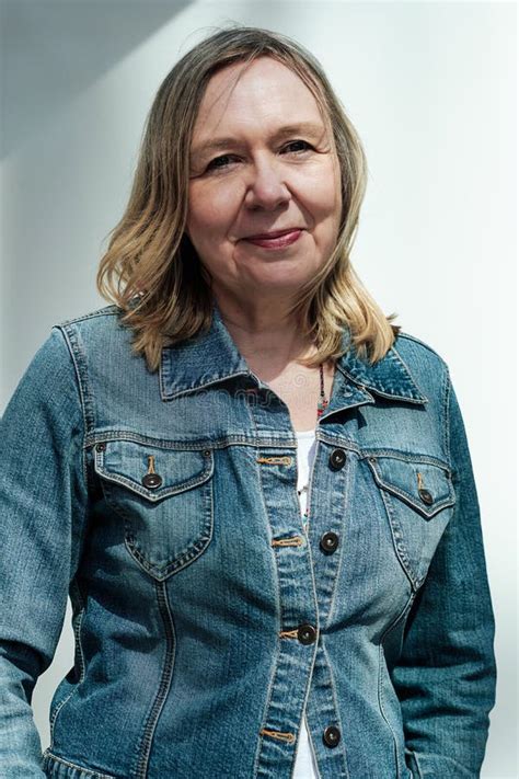 Femme Blonde Mature Posant Avec Fond Bleu Blanc Image Stock Image Du Caucasien User