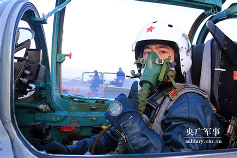 空军西安飞行学院某旅组织新学员进行双机特技飞行训练军事频道中华网