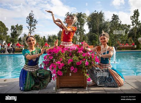 Moscow Russia 13th Of August 2023 Russian Girls Wearing National Indian Dresses Take Part The