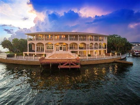 Private Luxurious Waterfront Home in Tampa, FL