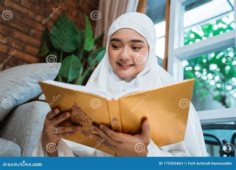 Muslim Woman Reading Al Quran Stock Image Image Of Home Pray