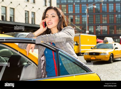 Femme Entrer Dans Un Taxi Banque De Photographies Et Dimages à Haute Résolution Alamy