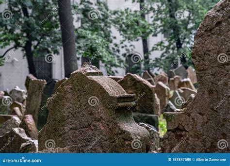 Antiguo Cementerio Judío Praga En República Checa Imagen editorial