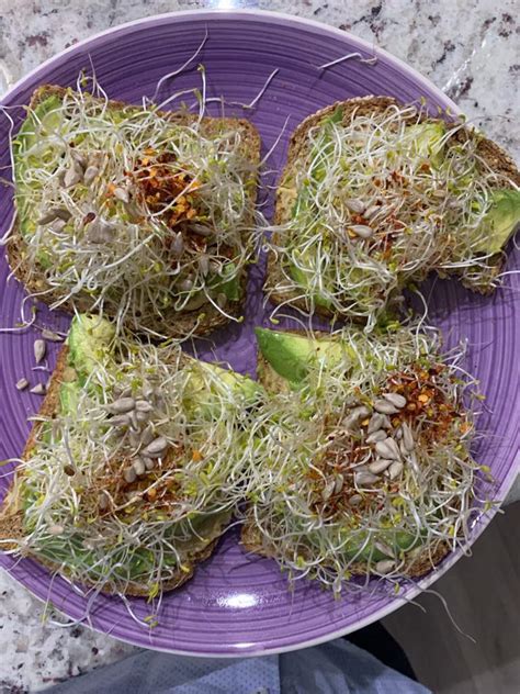 Una Rebana De Pan Ezequiel Con Humus Germinado De Alfalfa Con Hojuejas