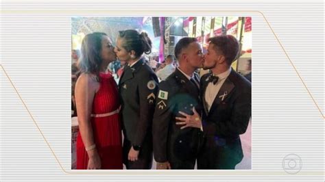 Beijo gay em formatura de PMs causa polêmica no DF Ministério Público investiga homofobia