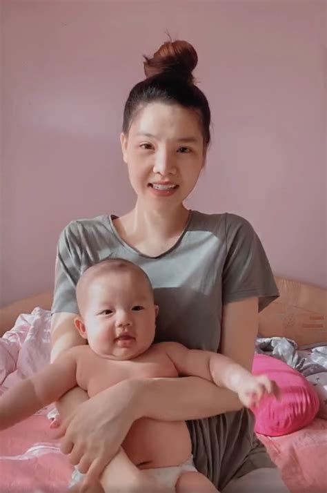 Hình ảnh đối lập hài hước của các hot mom ở nhà và ra đường