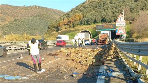 Camion Perde Il Carico Di Legna In Autostrada Traffico In Tilt Tra