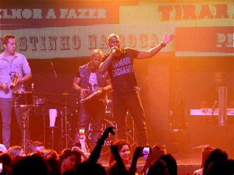 EGO Adriano se diverte em show de pagode em São Paulo notícias de Noite