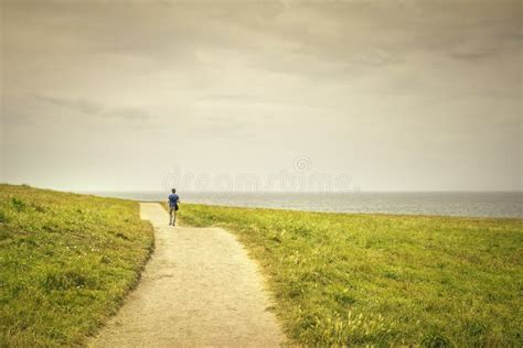 Caminar Por El Solitario Camino Hasta El Final Del Camino Foto De