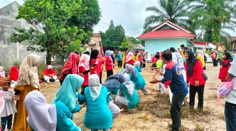 Lomba Tarik Tambang Meriahkan Hut Ri Yang Ke Di Halaman Kantor Camat