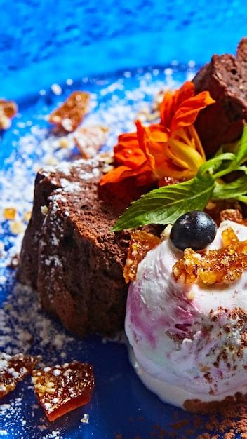 El Brownie De Chocolate Con Helado De Vainilla Foto Premium