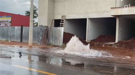 V Deo Vazamento De Gua Alaga Rua Javari No Bairro Ipiranga Em