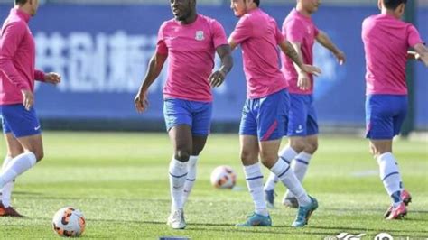 Football Chinois Christian Bassogog De Retour Sur Les Terrains En