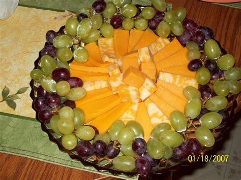 FRUIT/CHEESE TRAY IDEAS! Large Party Food, Appetizer Recipes, Appetizers, Grapes And Cheese ...