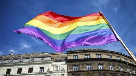 Hombres se desnudan frente a menores en desfile del Orgullo Gay causan indignación VIDEO