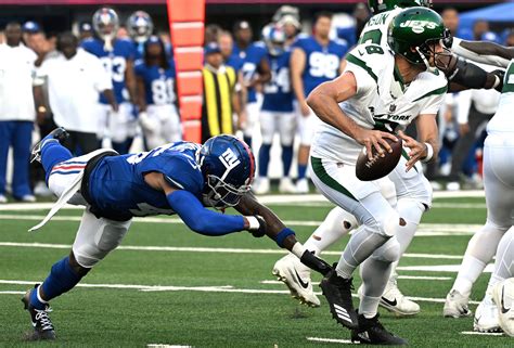 Giants Isaiah Simmons Nearly Sacks Aaron Rodgers