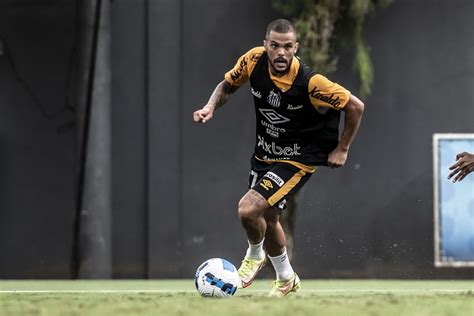 Por opção de Bustos Auro é cortado da estreia do Santos na Sul