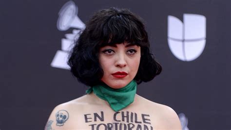 El Reivindicativo Semidesnudo De Mon Laferte En Los Grammy Latinos 2019