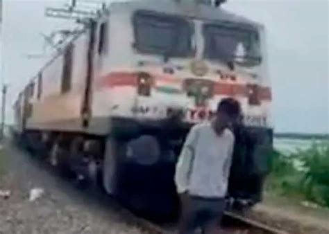 Brutal Video Vivo De Milagro Tras Ser Atropellado Por Tren En La