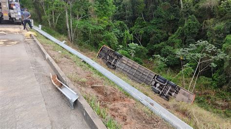 Ônibus de turismo tomba cai em barranco e deixa pelo menos 40 feridos