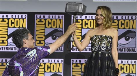 Natalie Portman Will Take Up Mjolnir In Thor Love And Thunder