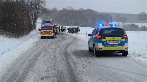 Fotos Unfall Auf Schneeglatter Stra E Zwischen Nieste Und Niestetal