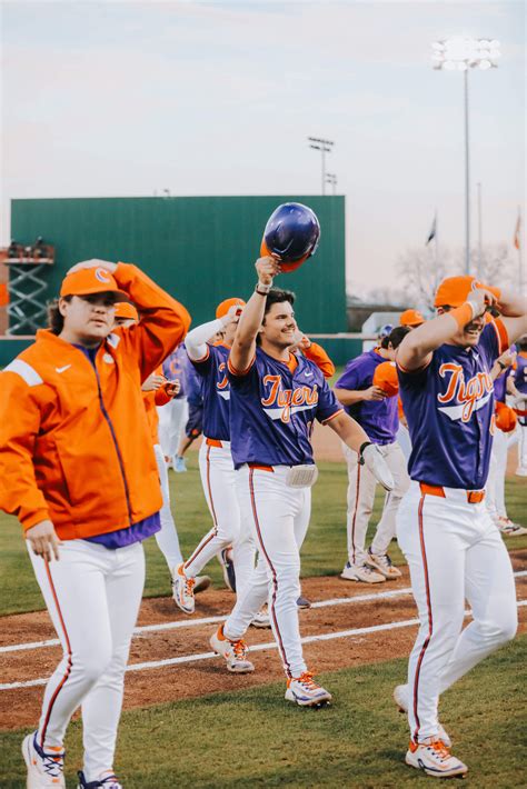 No 3 Clemson Scores Eight In The Ninth To Defeat No 7 Seminoles 9 8 In Game 2 Of Doubleheader