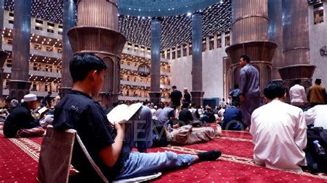 Suasana Iktikaf Pada Malam Ramadan Di Masjid Istiqlal Foto Tempo Co