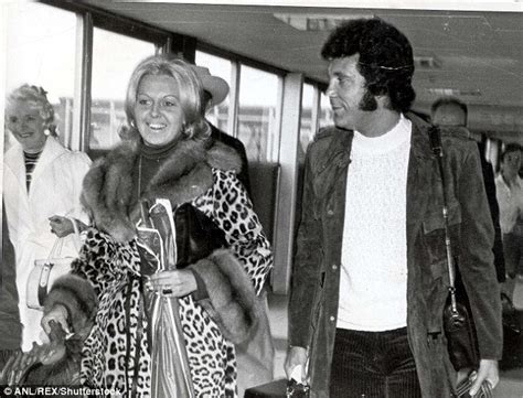 Tom Jones Reveals The Moment He Discovered Wife Linda Had Terminal Cancer Daily Mail Online