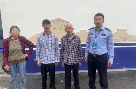 八旬老人迷路求助 民警暖心护送回家