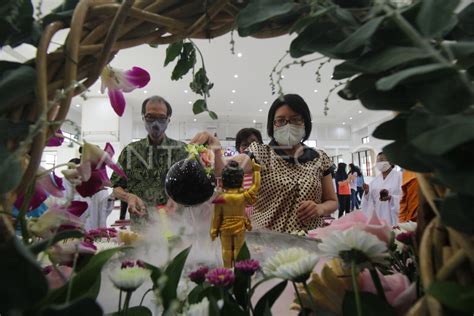 Perayaan Trisuci Waisak Di Surabaya Antara Foto