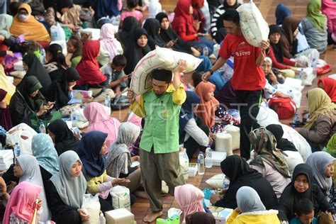 Pembagian Zakat Di Masjid Istiqlal Antara Foto