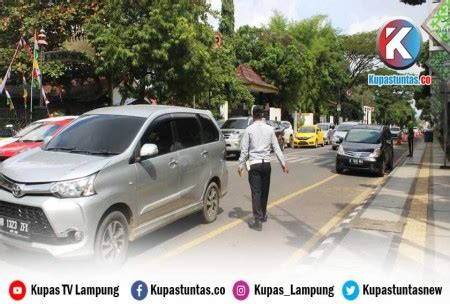 Kupas Tuntas Kerap Timbulkan Kemacetan Warga Minta Parkir Liar Di