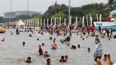 Libur Cuti Bersama Idul Adha Pengunjung Padati Pantai Ancol