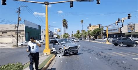 REYNOSA Una conductor terminó proyectándose contra la estructura de un