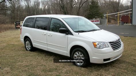 2010 Chrysler Town Country Lx Mini Van 7 Passenger Stow Go Seating