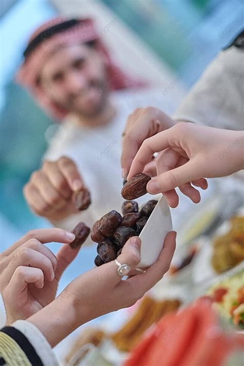 Fundo Família Muçulmana Tendo Iftar Juntos Durante O Ramadã Homens Mesa