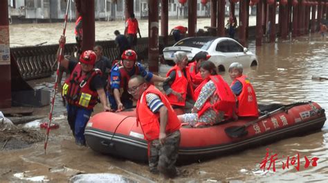 暴雨导致沿河民房被淹 我县紧急转移被困群众黄泥江