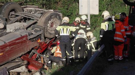 Tr Gico Accidente En Pamplona Cami N Se Sale De La V A Y Vuelca Tras