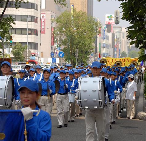 Giappone I Praticanti Del Falun Gong Hanno Tenuto Una Marcia E Una