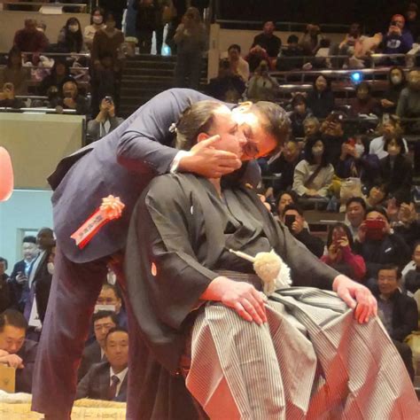 元栃ノ心に激しいキスで祝福する元朝青龍 ― スポニチ Sponichi Annex スポーツ