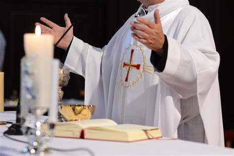 Roman Catholic dioceses prepare to resume public Mass | Michigan Radio