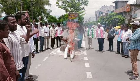 Brs Cadres Burnt Effigy Of Congress Government In Kothagudem Telangana